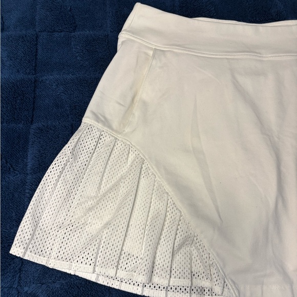 Under Armour Women White Golf Tucked Pleated Active Skort - Picture 2 of 10